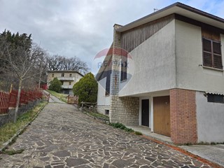 Villa in Vendita a Sassoferrato, 100'000€, 170 m²