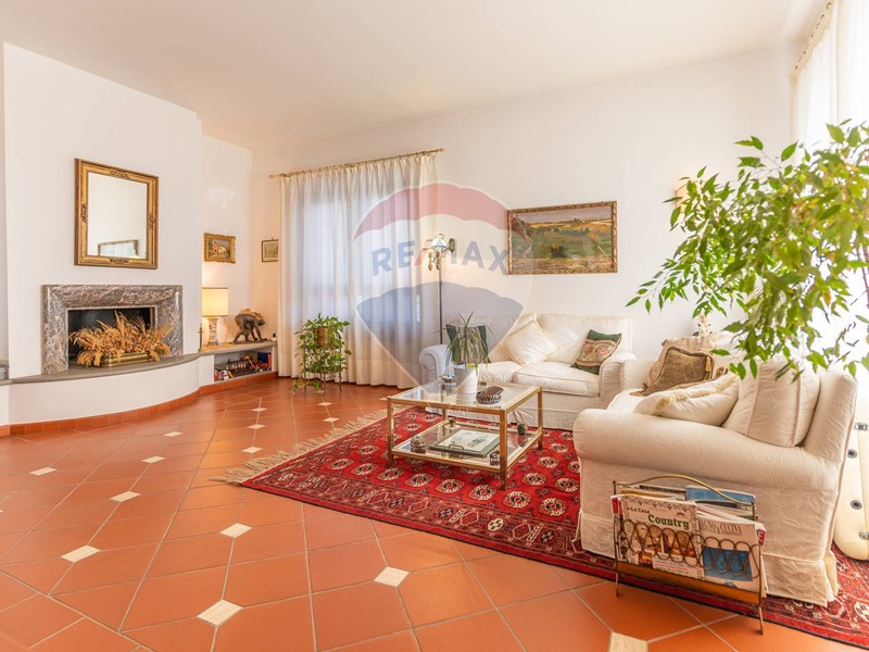 Villa in Vendita a Castelnuovo di Porto, 530'000&euro;, 450 m²