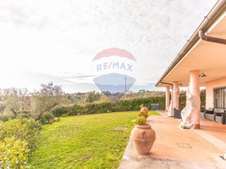 Villa in Vendita a Castelnuovo di Porto, 530'000&euro;, 450 m²