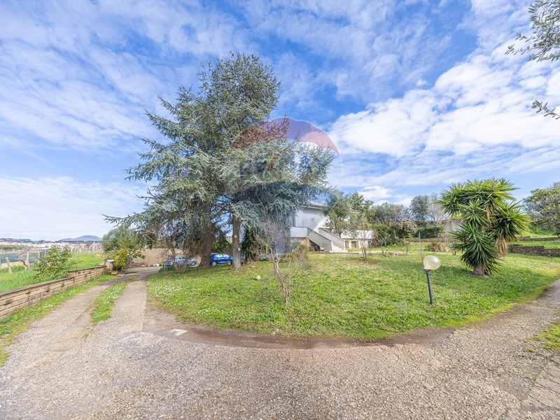 Villa in Vendita a Albano Laziale, 450'000€, 450 m²