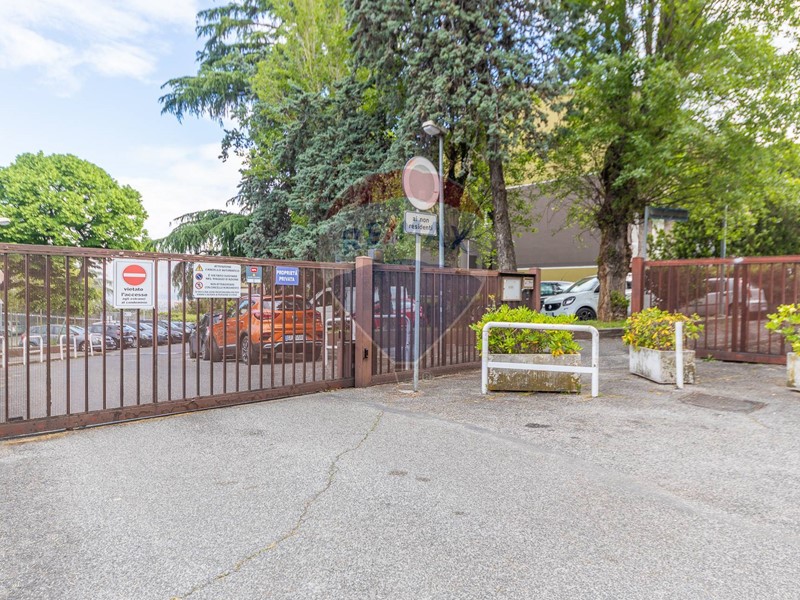 Magazzino in Vendita a Monte Porzio Catone, 150'000€, 270 m²