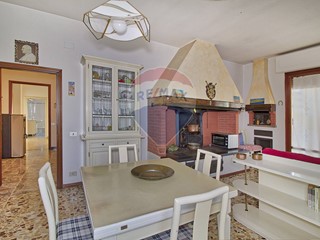 Casa Semi Indipendente in Vendita a Cavriglia, 180'000€, 300 m²