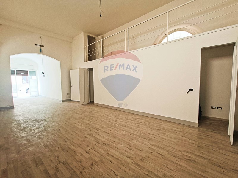 Negozio in Vendita a Figline e Incisa Valdarno, 90'000€, 60 m²