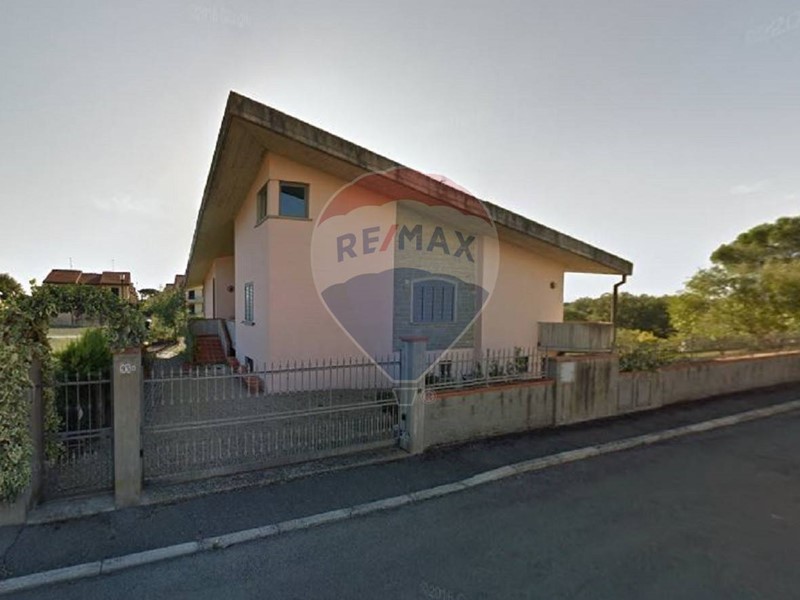 Villa in Vendita a Terranuova Bracciolini, 328'000€, 236 m²