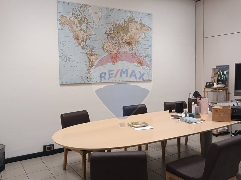 Immobile commerciale in Affitto a Figline e Incisa Valdarno, 2'200€, 200 m²