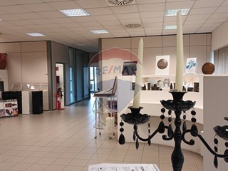 Immobile commerciale in Affitto a Figline e Incisa Valdarno, 2'200€, 200 m²