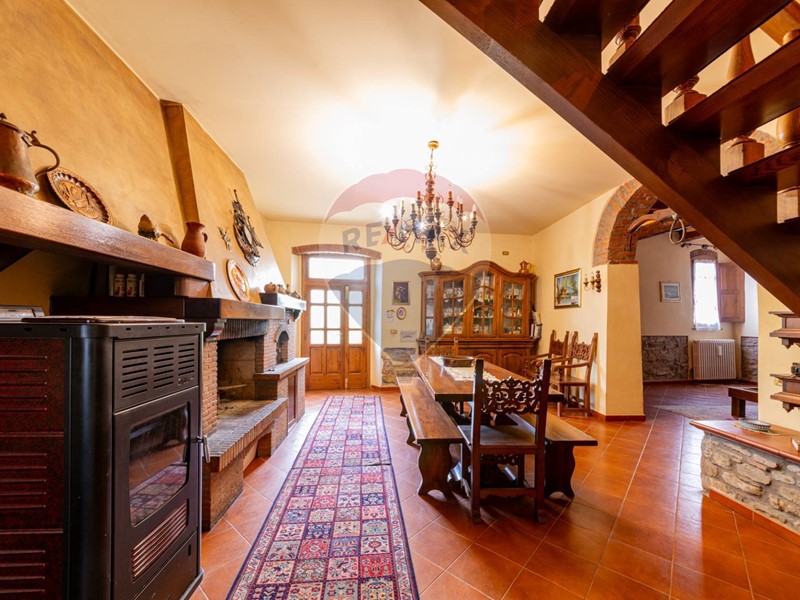 Rustico in Vendita a Bucine, 190'000€, 242 m²