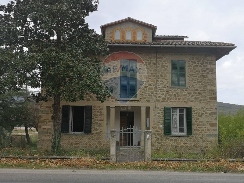Casa Indipendente in Vendita a Bucine, 290'000€, 297 m²