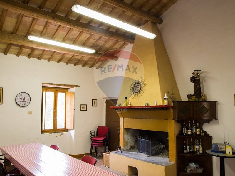 Rustico in Vendita a Castelplanio, 190'000€, 350 m², con Box