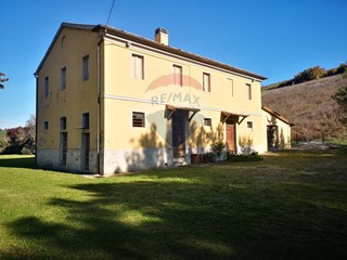 Rustico in Vendita a Castelplanio, 190'000€, 350 m², con Box