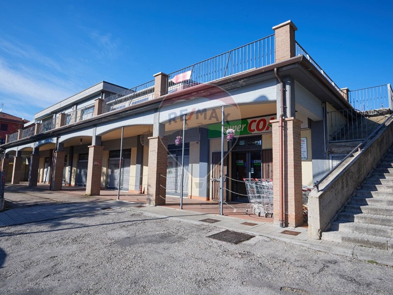 Immobile commerciale in Vendita a Montemarciano, 215'000€, 308 m²