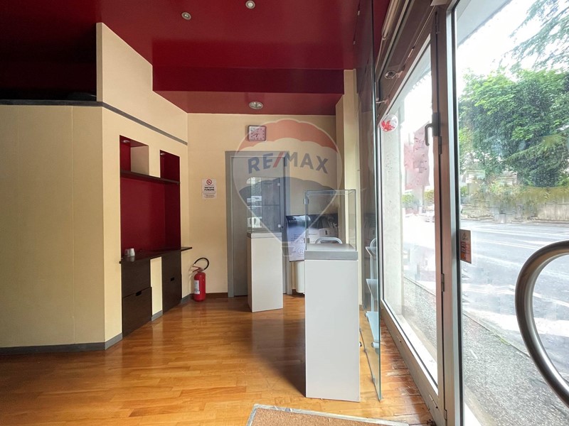 Laboratorio in Affitto a Jesi, 870€, 120 m²