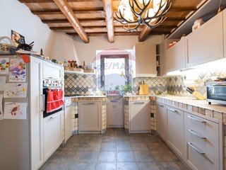 Rustico in Vendita a Cupramontana, 329'000€, 270 m²