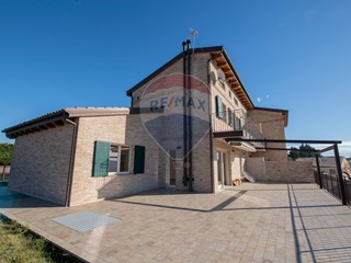 Villa in Vendita a Ancona, 625'000€, 400 m²