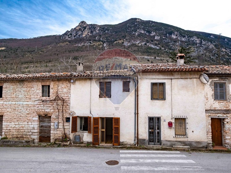 Casa Semi Indipendente in Vendita a Genga, 18'000€, 30 m², con Box