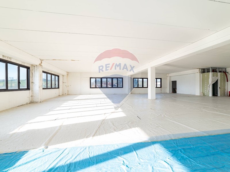 Immobile commerciale in Vendita a Castelbellino, 90'000€, 483 m²