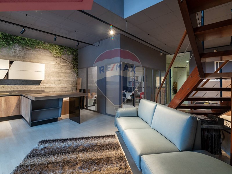 Immobile commerciale in Vendita a Belvedere Ostrense, 60'000€, 430 m²