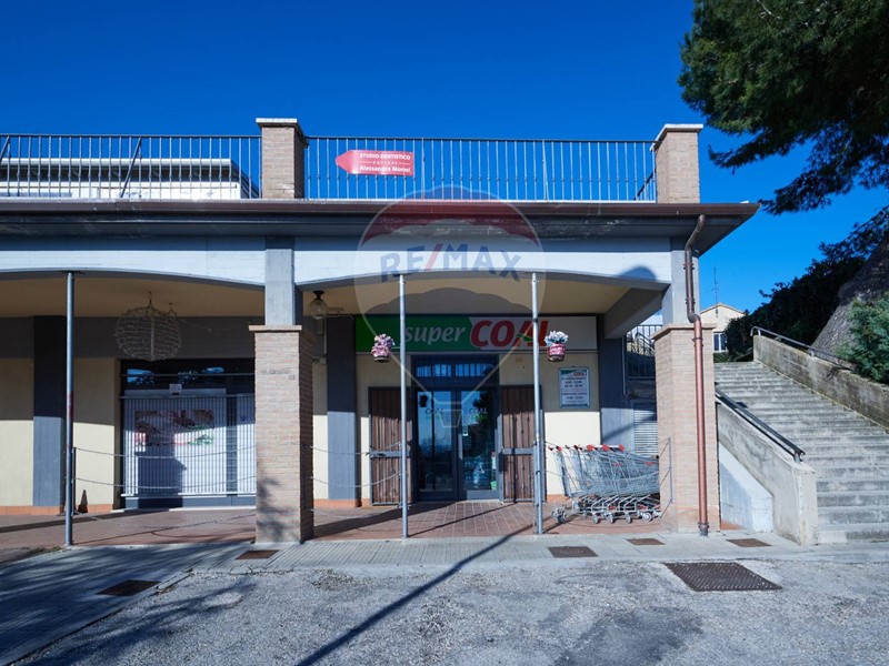 Attività commerciale in Vendita a Montemarciano, 55'000€, 308 m²