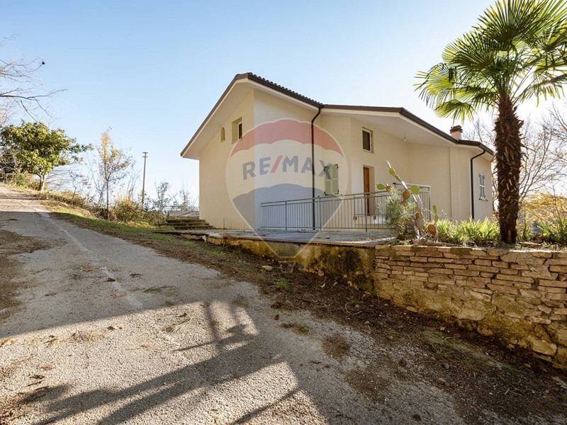 Casa Indipendente in Vendita a Poggio San Marcello, 210'000€, 250 m²