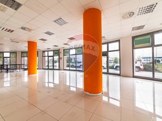 Negozio in Vendita a Jesi, 350'000€, 341 m²