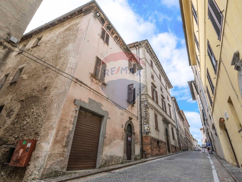 Casa Semi Indipendente in Vendita a Arcevia, 68'000€, 180 m²