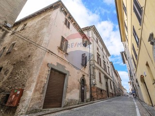 Casa Semi Indipendente in Vendita a Arcevia, 68'000€, 180 m²