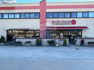 Immobile commerciale in Affitto a Jesi, 2'500€, 330 m²