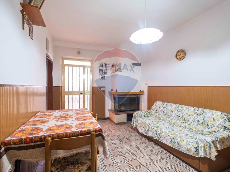 Casa Semi Indipendente in Vendita a Ostra Vetere, 48'000€, 94 m²