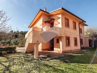 Casa Semi Indipendente in Vendita a Serra San Quirico, 165'000€, 320 m²