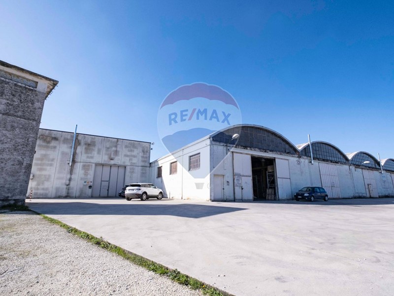 Capannone in Vendita a Jesi, 300'000€, 2200 m²