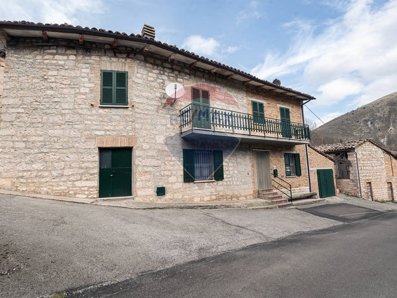 Casa Indipendente in Vendita a Frontone, 89'000&euro;, 149 m²