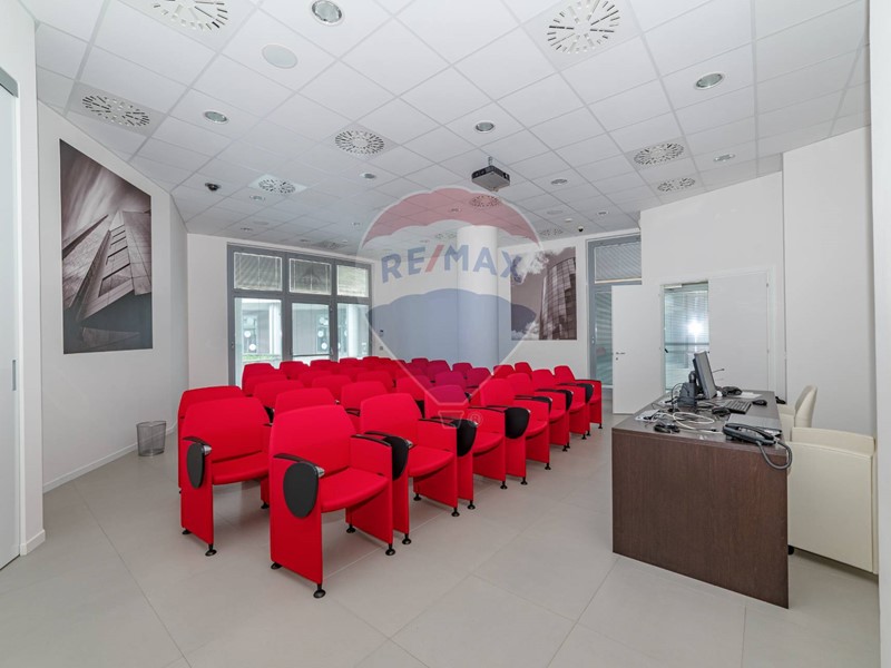 Ufficio in Vendita a Jesi, 195'000€, 260 m²