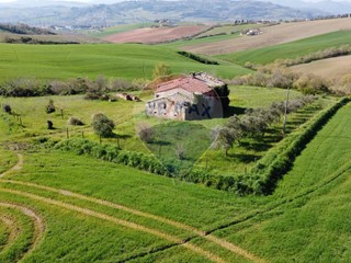 Rustico in Vendita a Maiolati Spontini, 76'000€, 290 m²