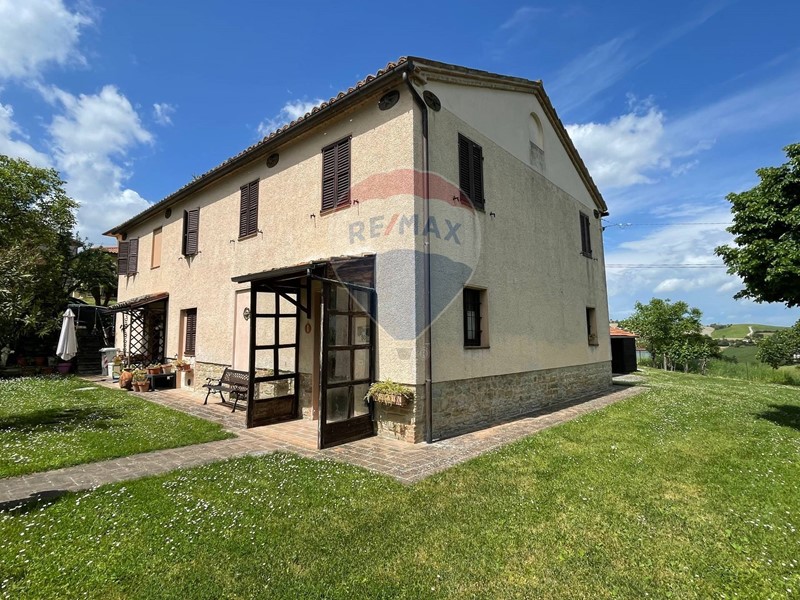 Casa Semi Indipendente in Vendita a Arcevia, 230'000€, 240 m²