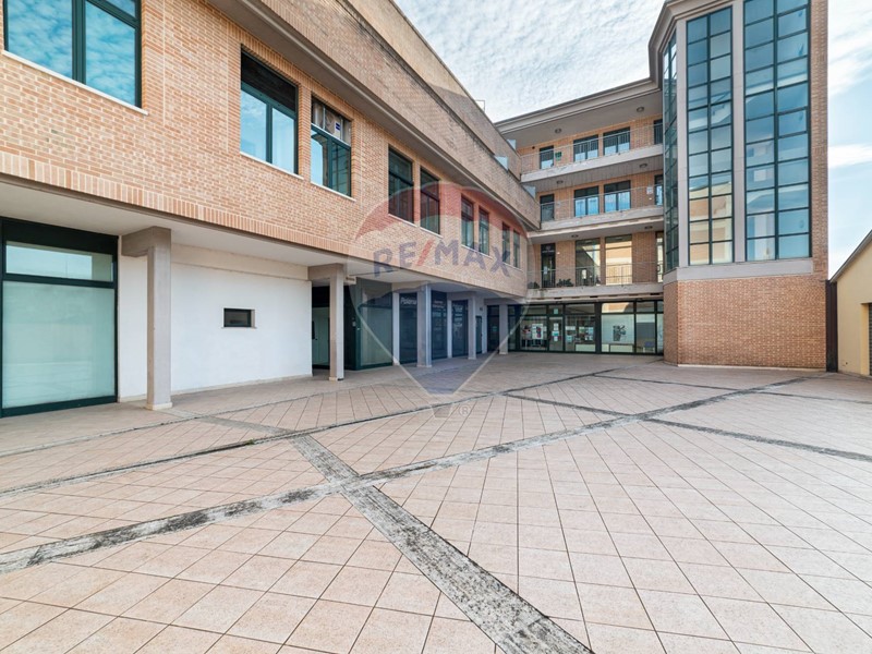 Negozio in Vendita a Jesi, 92'000€, 168 m²