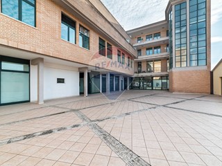 Negozio in Vendita a Jesi, 92'000€, 168 m²