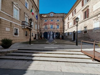 Attività commerciale in Vendita a Loreto, 250'000€, 419 m²