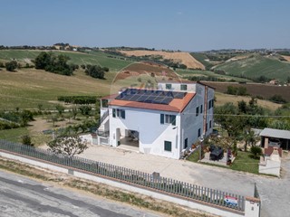 Casa Indipendente in Vendita a San Marcello, 325'000€, 282 m²