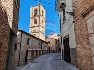 Casa Indipendente in Vendita a Castignano, 220'000€, 288 m²