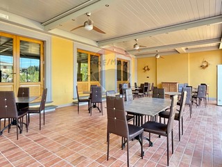 Immobile commerciale in Affitto a Lamporecchio, 4'000€, 236 m²