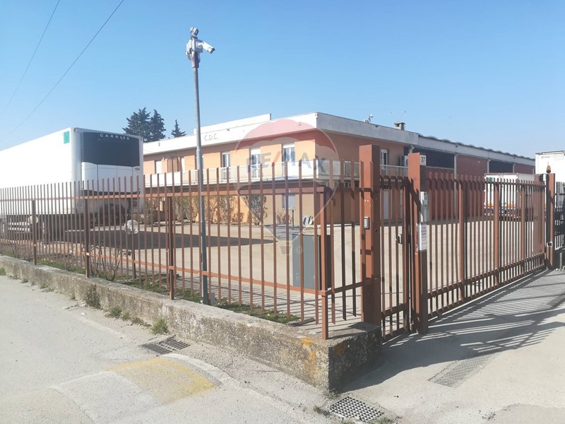 Capannone in Vendita a Perugia, 570'000€, 1048 m²