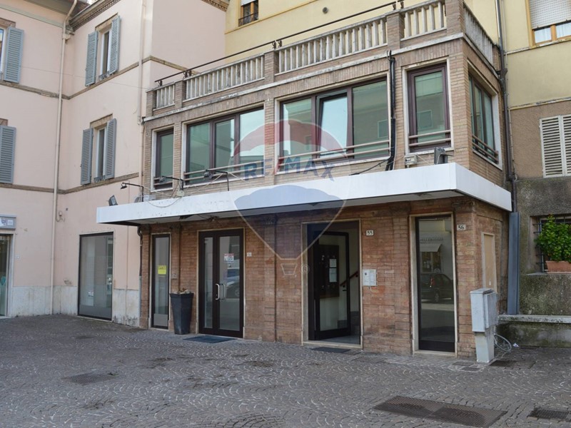 Immobile commerciale in Affitto a Bastia Umbra, 1'600&euro;, 180 m²