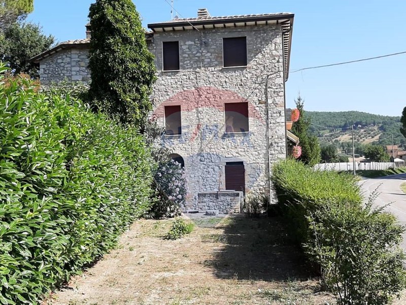 Casa Indipendente in Vendita a Corciano, 215'000€, 357 m²