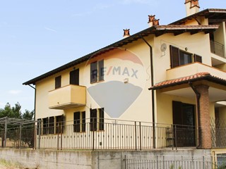 Quadrilocale in Vendita a Castiglione del Lago, 160'000€, 111 m², con Box