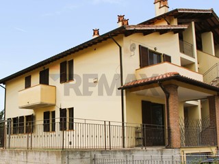 Quadrilocale in Vendita a Castiglione del Lago, 160'000&euro;, 111 m², con Box