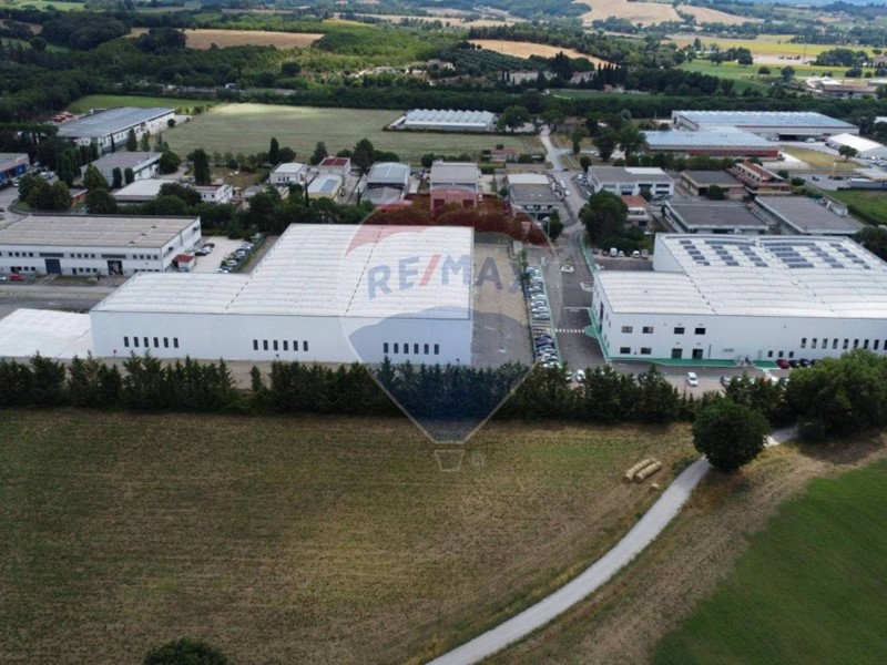 Capannone in Affitto a Perugia, 32'500€, 6500 m²