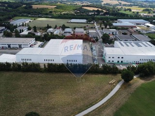 Capannone in Affitto a Perugia, 32'500€, 6500 m²