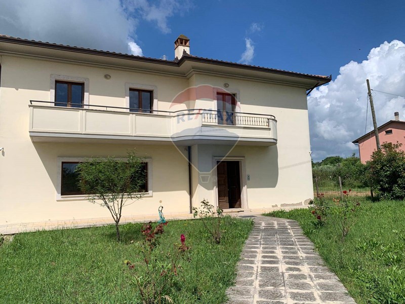 Villa in Vendita a Todi, 445'000€, 618 m²