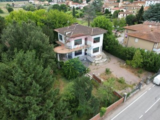 Villa in Vendita a Cortona, 170'000&euro;, 390 m²
