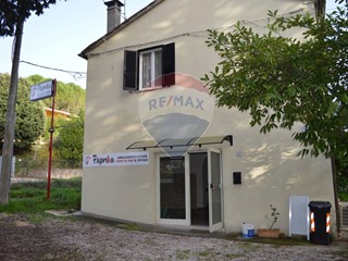 Negozio in Affitto a Perugia, 320€, 45 m²